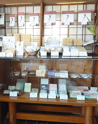 高砂屋店前